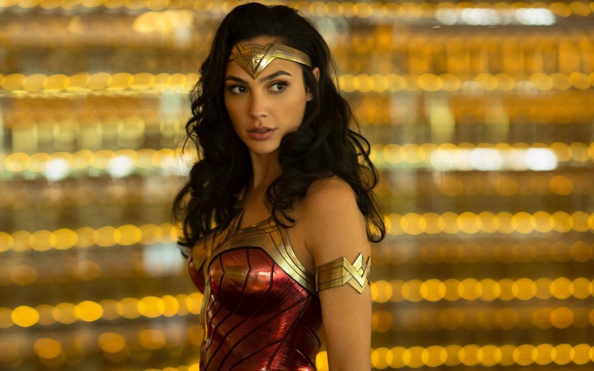 The Worlds Most Sexiest Superhero Gal Gadot Returns In The New Trailer 