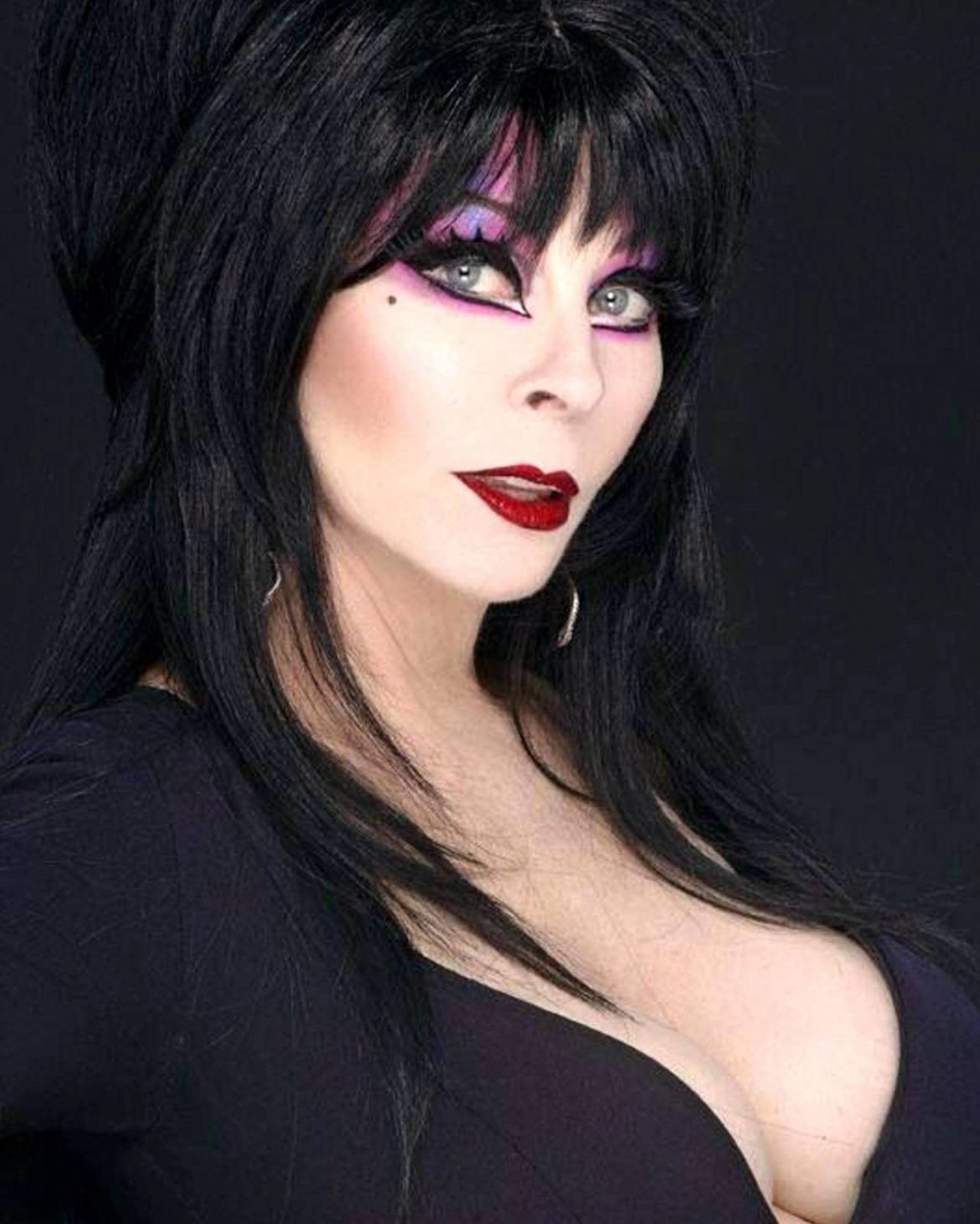 20 Sexy Photos Of Elvira That Proves She's The Queen Of Halloween The ...